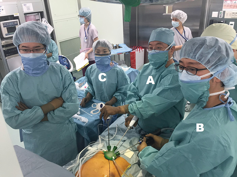 Subxiphoid singleport thymectomy procedure tips and pitfalls Suda